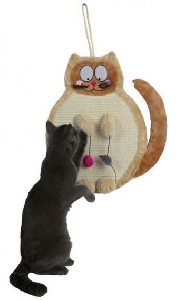 Кошка, с игрушками